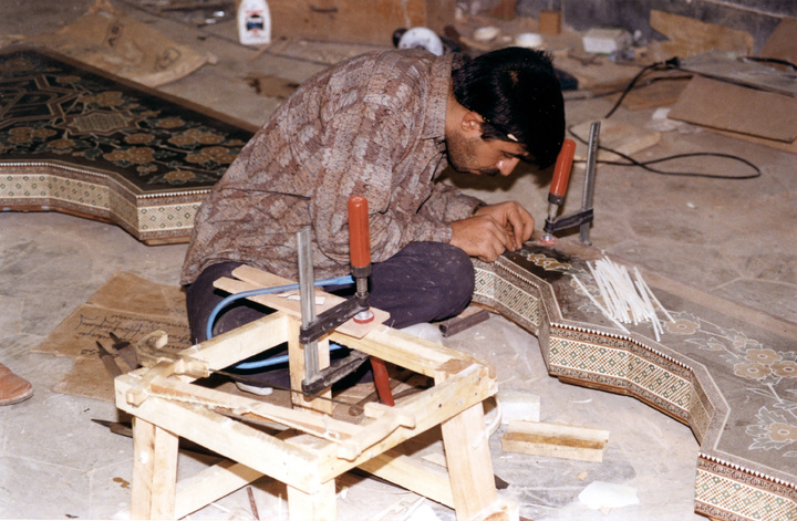 صور تاريخية لعمليات صناعة وتركيب الصندوق الخامس لضريح الإمام الرضا عليه السلام.
