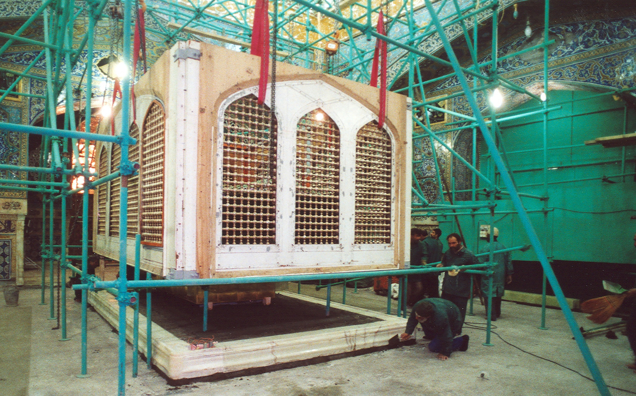 Old pictures showing construction and installation project of Imam Reza’s fifth tomb