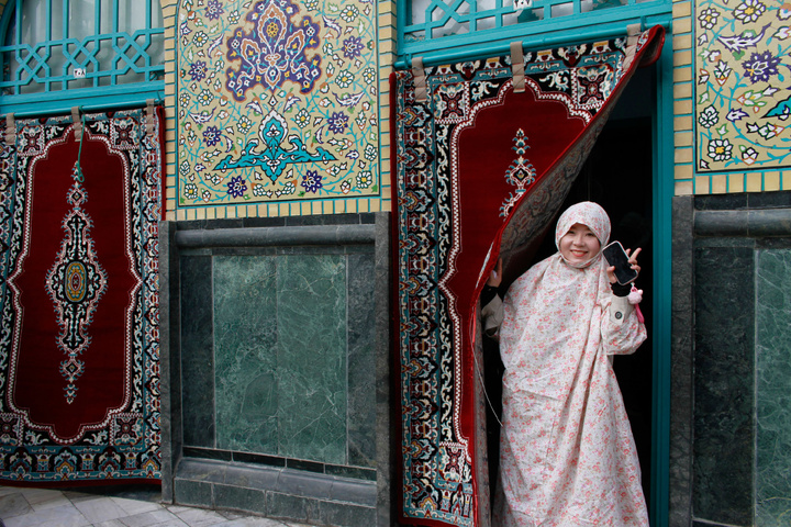 Chinese media influencers visit Imam Reza shrine
