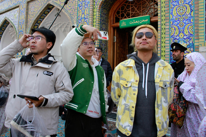 چین سے میڈیا پرسنز کے ایک وفد کی حرم امام رضا(ع) میں حاضری
