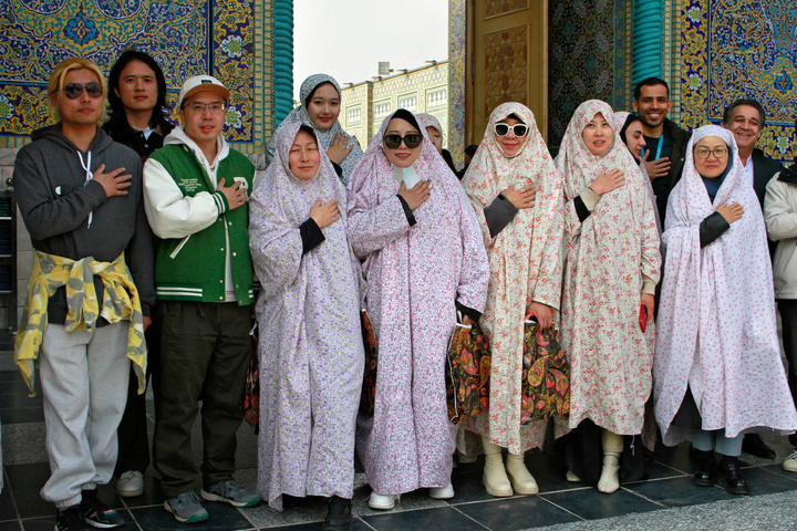 Chinese media influencers visit Imam Reza shrine
