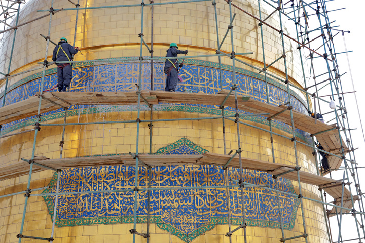 حرم امام رضا (ع) کے سنہرے گنبد کی صفائی
