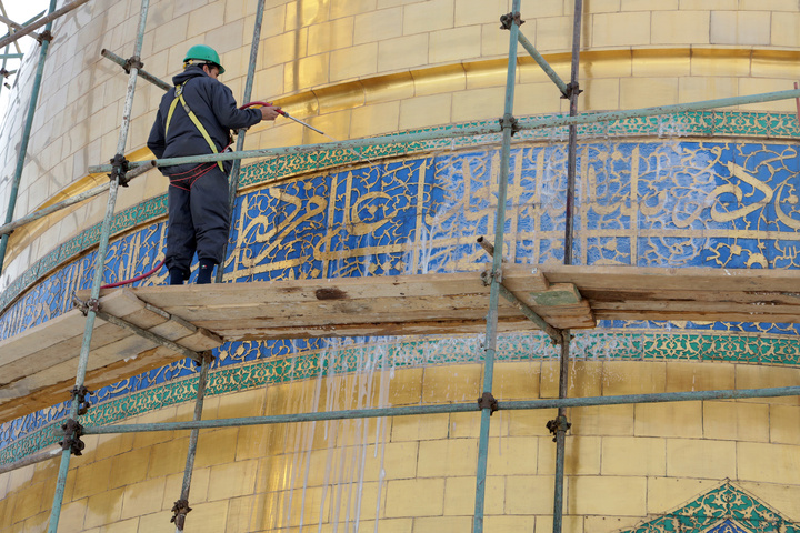 حرم امام رضا (ع) کے سنہرے گنبد کی صفائی
