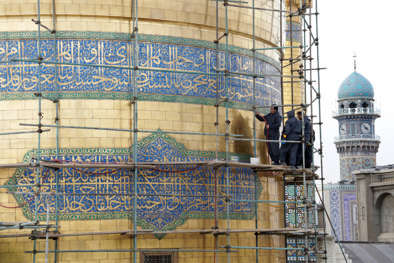 حرم امام رضا (ع) کے سنہرے گنبد کی صفائی