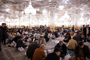 زائرین کے لئے امام رضا(ع) کے بابرکت دسترخوان پر کھانے کا اہتمام
