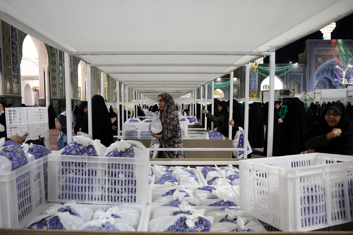 Pilgrims treated with meals in Imam Reza shrine
