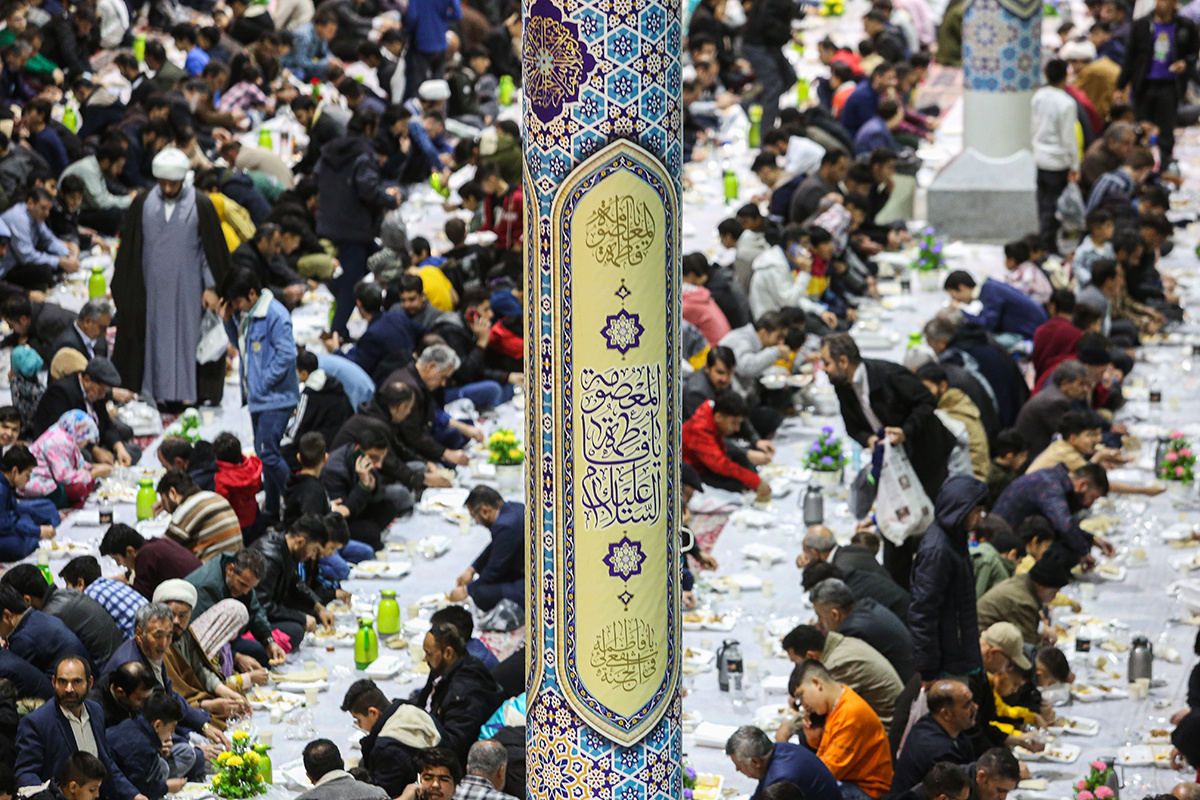 اطعام بیش از ۲۵ هزار زائر و روزه‌دار در شب میلاد امام مجتبی(ع)