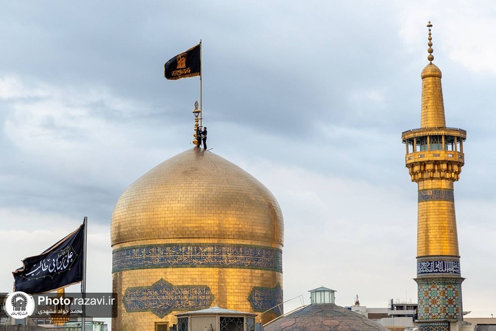 اهتزاز پرچم عزای علوی بر فراز گنبد حرم مطهر رضوی 
 اهتزاز پرچم عزای علوی بر فراز گنبد حرم مطهر رضوی