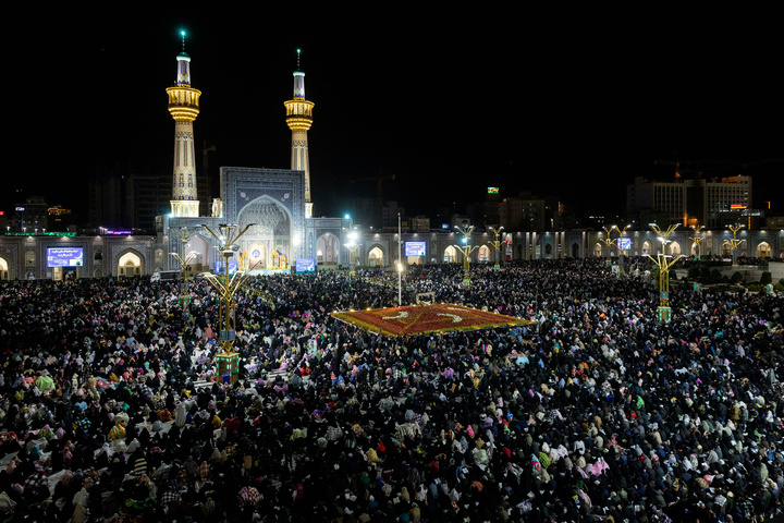 حرم امام رضا(ع) میں ۲۱ ماہ رمضان کی شب بیداری
