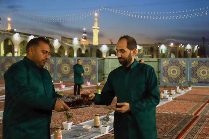 مائدة الإفطار الرضوي في صحن الإمام الحسن المجتبى عليه السلام
