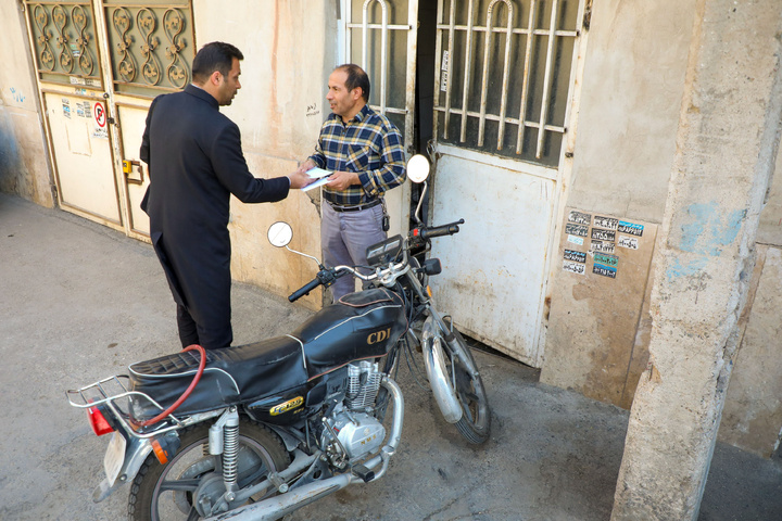 توزيع بطاقات دعوة إفطار الحرم في مدينة مشهد
