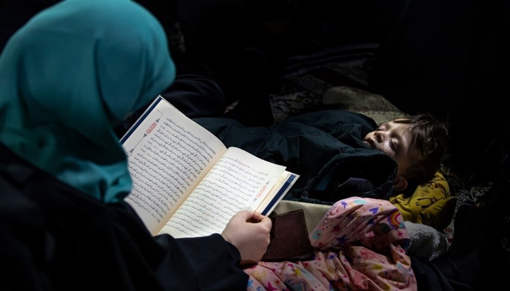 المؤمنون يحيون ليلة القدر الثالثة ويرفعون كتاب الله في مرقد الإمام الحسين (ع)