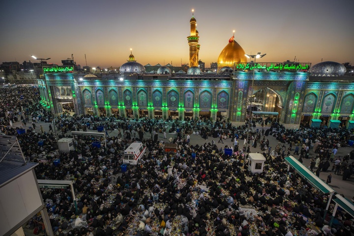 رمضان المبارک کی آخری شب جمعہ لاکھوں زائرین نے مقامات مقدسہ کربلا میں خدا کے حضور عبادات ومناجات میں گزاری۔