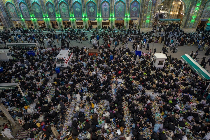 مئات الآلاف من الزائرين يحيون ليلة الجمعة الأخيرة من شهر رمضان في كربلاء
