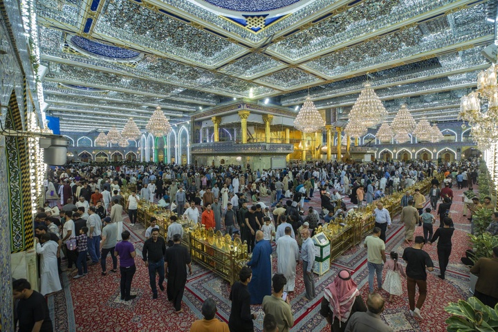 مئات الآلاف من الزائرين يحيون ليلة الجمعة الأخيرة من شهر رمضان في كربلاء
