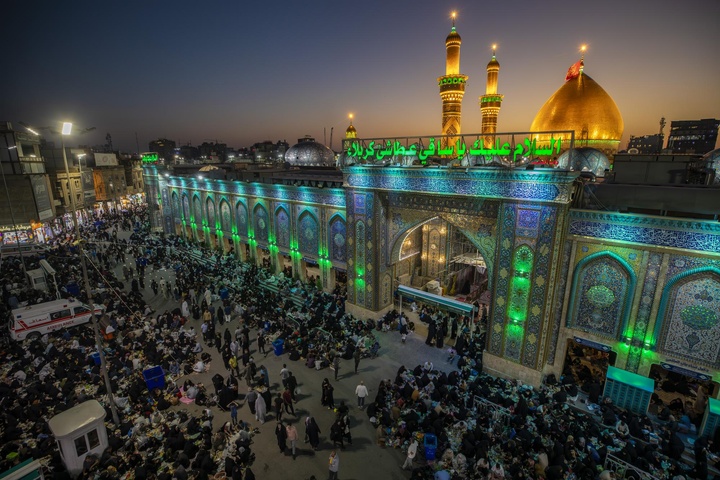رمضان المبارک کی آخری شب جمعہ لاکھوں زائرین نے مقامات مقدسہ کربلا میں خدا کے حضور عبادات ومناجات میں گزاری۔