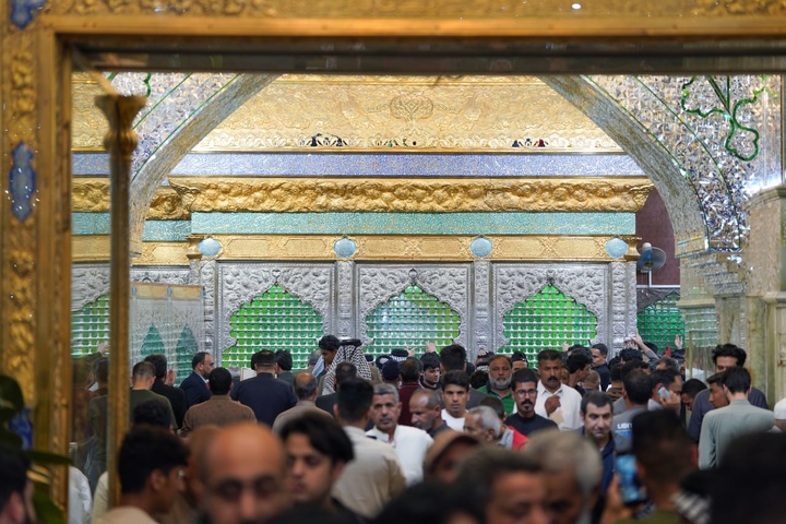 جموع المؤمنون يحيون الجمعة الأخيرة من شهر رمضان المبارك عند مرقد الإمامين العسكريين (عليهما السلام)