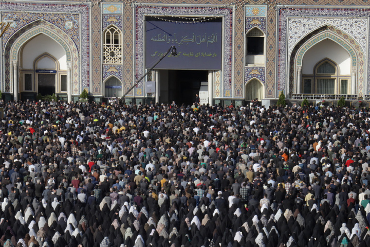 Eid al-Fitr Prayers held in Imam Reza shrine
