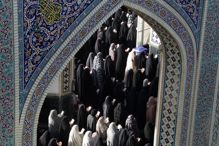 حرم امام رضا(ع) میں ہزاروں محبّان اہلبیت(ع) کی موجودگی میں نماز عید الفطر کی ادائیگی
