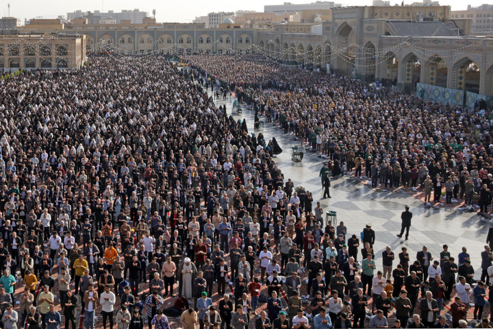 إقامة صلاة عيد الفطر السعيد في الحرم الرضوي الشريف بمشاركة مئات الآلاف من موالي أهل…
