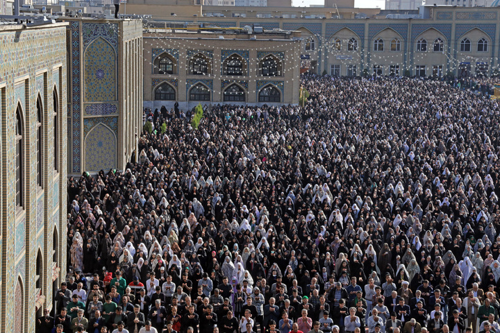 حرم امام رضا(ع) میں ہزاروں محبّان اہلبیت(ع) کی موجودگی میں نماز عید الفطر کی ادائیگی

