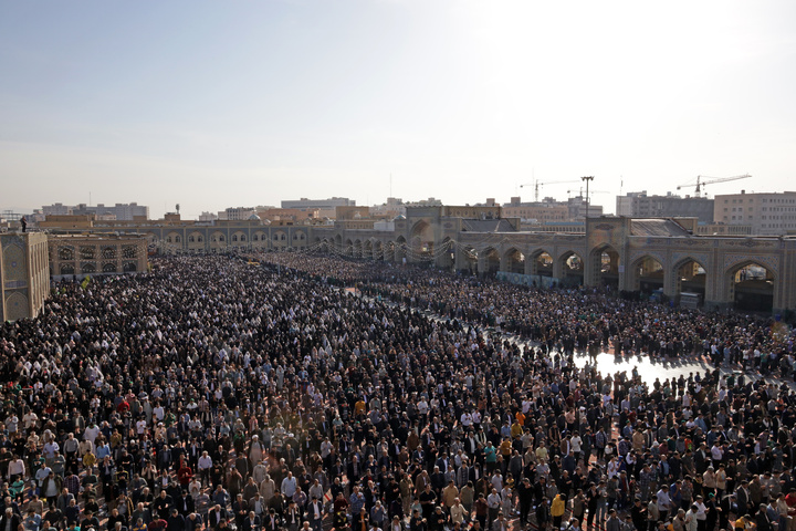 إقامة صلاة عيد الفطر السعيد في الحرم الرضوي الشريف بمشاركة مئات الآلاف من موالي أهل…

