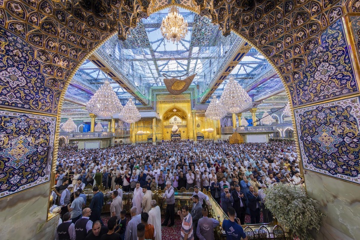 جموع كبيرة من المؤمنين تحيي صلاة عيد الفطر في العتبة العبّاسية وساحة ما بين الحرمين
