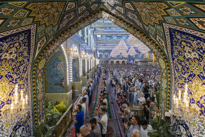 جموع كبيرة من المؤمنين تحيي صلاة عيد الفطر في العتبة العبّاسية وساحة ما بين الحرمين
