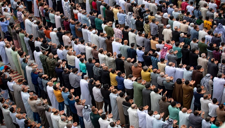 لقطات حصرية لحشود الزائرين لإداء مراسيم صلاة عيد الفطر المبارك بجوار مرقدي الامام الحسين واخيه العباس (ع)