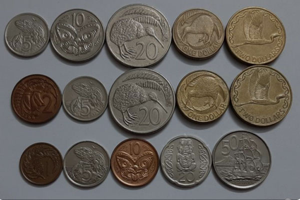 مواطن هولندي يهدي مجموعة من العملات المعدنية القيّمة إلى المتحف الرضوي