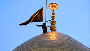 آیین اهتزاز پرچم عزا بر فراز گنبد زرین حضرت عبدالعظیم(ع) در شب رحلت آن حضرت