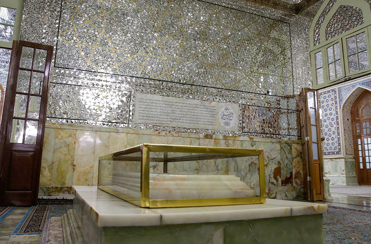 حرم امام رضا(ع)میں واقع شیخ بہائی (رہ) کے مزار پر نئے کتبے کی تنصیب اور نقاب کشائی