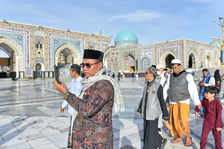 Indonesian pilgrims visit Imam Reza shrine
