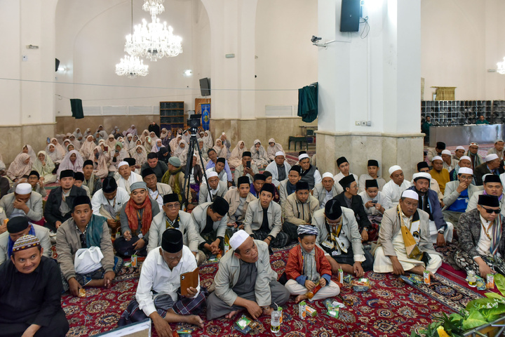 Indonesian pilgrims visit Imam Reza shrine

