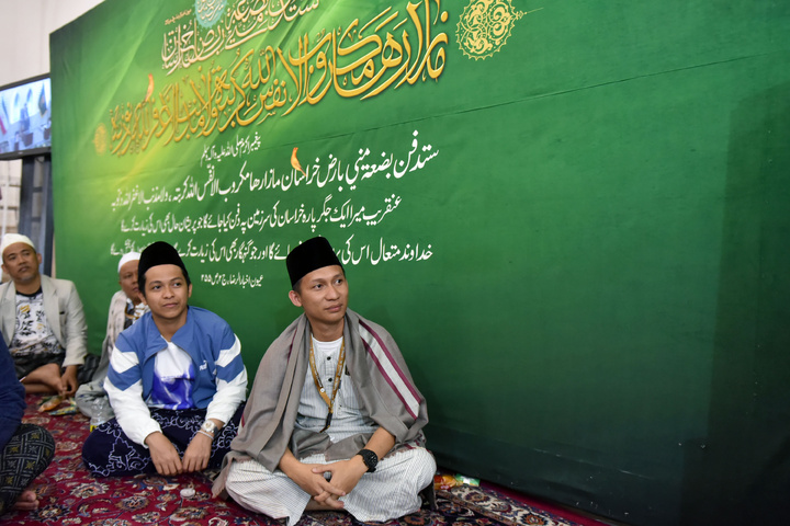 مجموعة من المواطنين من إندونيسيا تتشرف بزيارة الحرم الرضوي الشريف
