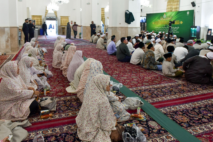 Indonesian pilgrims visit Imam Reza shrine
