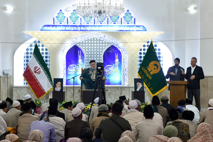 Indonesian pilgrims visit Imam Reza shrine
