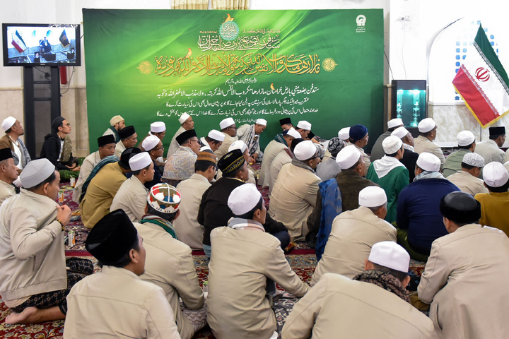 Indonesian pilgrims visit Imam Reza shrine
