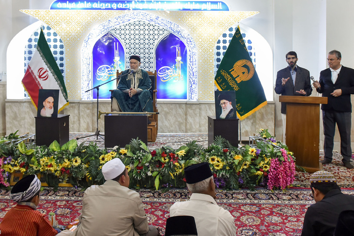 Indonesian pilgrims visit Imam Reza shrine
