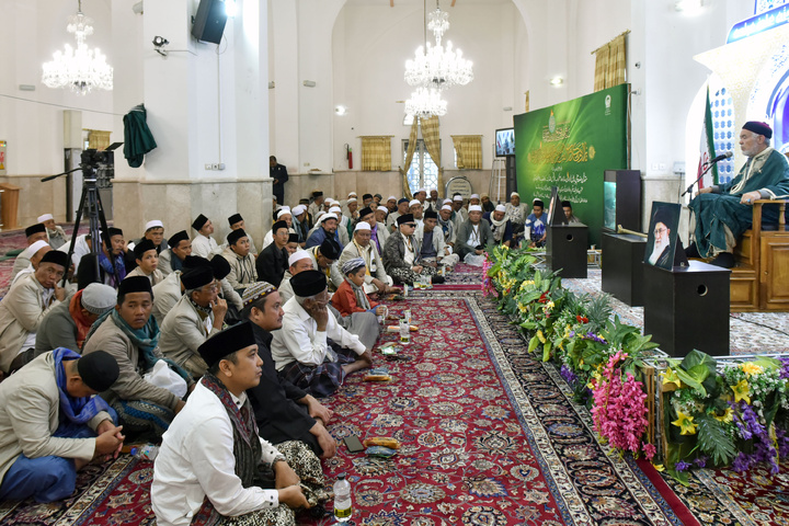 Indonesian pilgrims visit Imam Reza shrine
