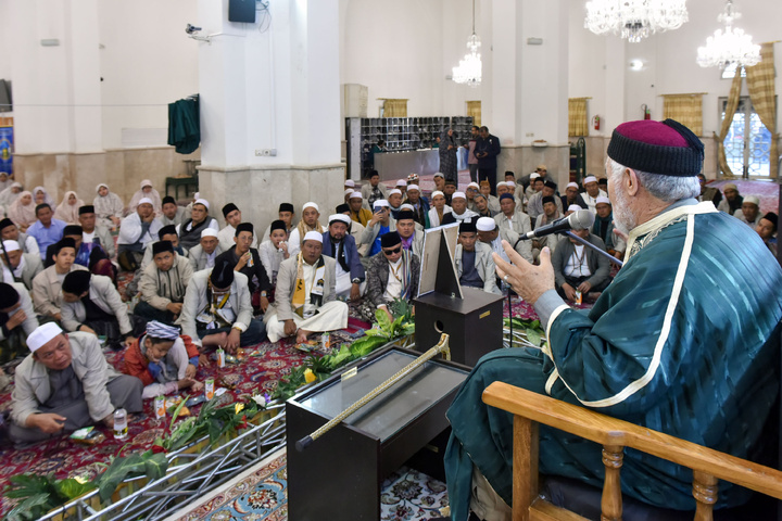 Indonesian pilgrims visit Imam Reza shrine
