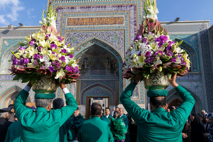 گل آرایی ضریح مطهر امام رضا علیه السلام