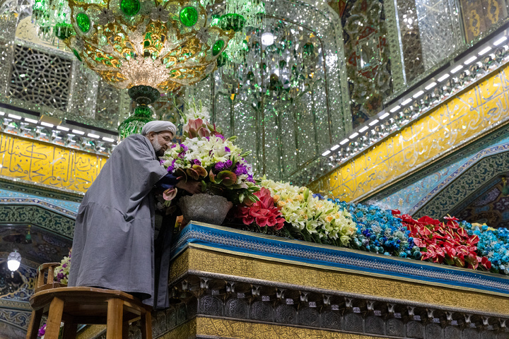 گل آرایی ضریح مطهر امام رضا علیه السلام