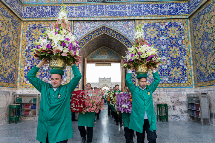 گل آرایی ضریح مطهر امام رضا علیه السلام