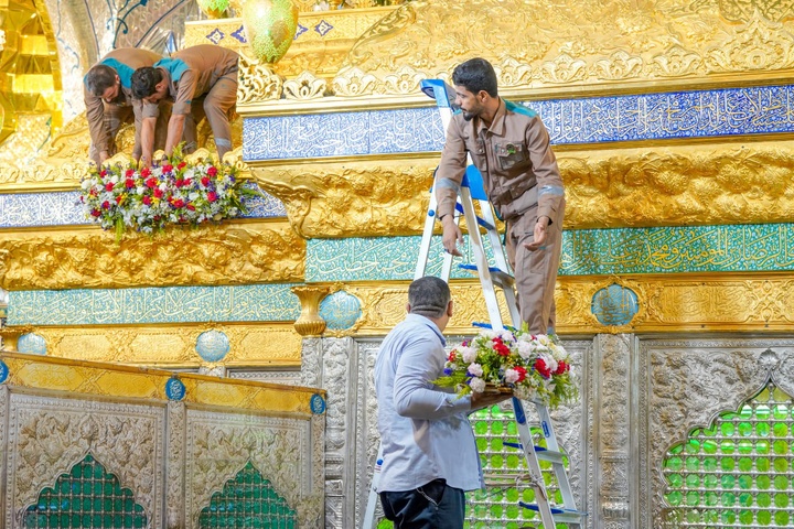 گل آرایی ضریح مطهر امامین عسکریین علیهم السلام به مناسبت ولادت ثامن الحجج علیه السلام