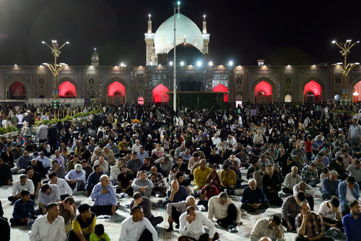 حرم امام رضا(ع) میں شب شہادت امام محمد باقر(ع) کی مناسبت سے مجلس و عزاداری کا انعقاد