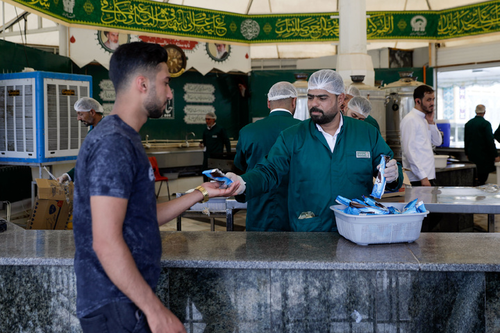 پذیرایی هیئت نرجس عراق از زائران در حرم مطهر رضوی