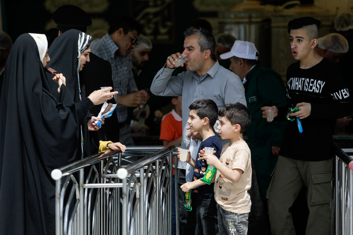 پذیرایی هیئت نرجس عراق از زائران در حرم مطهر رضوی