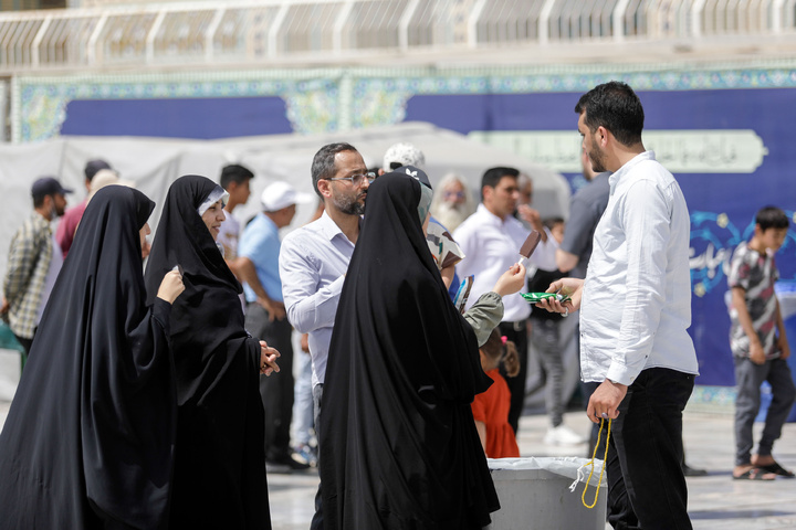 پذیرایی هیئت نرجس عراق از زائران در حرم مطهر رضوی