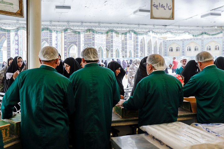 پذیرایی هیئت نرجس عراق از زائران در حرم مطهر رضوی